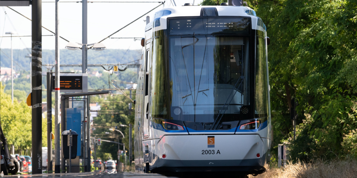 Saarbahn der zweiten Generation an Haltestelle Probebetrieb der S1