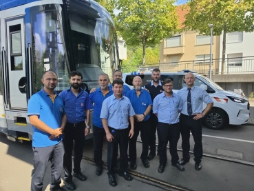 Die erste Ausbildungsgruppe zum Straßenbahnfahrer der Saarbahn mit Fahrlehrer Volker Jung (rechts im Bild) Image